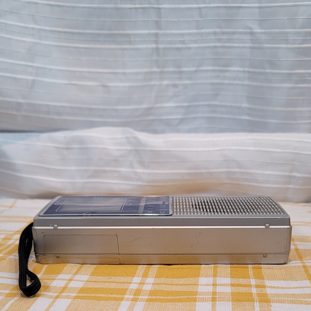Vintage Sanyo Portable Quartz Battery Operated Clock/Radio RPM-C2(Tested) - Picture 4 of 4